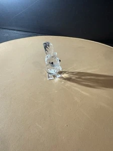 Swarovski 80er Jahre Eichhörnchen mit Nuss Kristall Figur schwarze Augen geschwungener Schwanz, 1,75 Zoll - Bild 1 von 4
