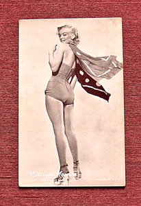 MARILYN MONROE BATHING BEAUTY RISQUE POSE CLASSIC CHEESECAKE ARCADE CARD - Picture 1 of 2