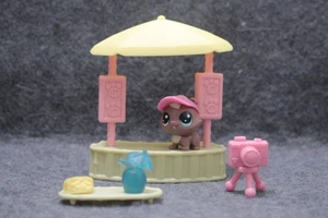 Authentisches Littlest Pet Shop LPS Cheekers Pouring #104 Tiki Hut Zubehör Set  - Bild 1 von 4