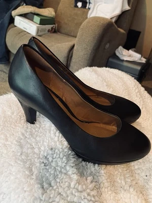 Clarks Pump Women's Sz 9W/ 40 Black Leather Cone Heel Slip On Office Cocktail - Image 1 of 4