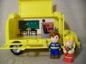 T7  Toy School Bus With School Inside, Opens Up, Figures Included, Unbranded - Picture 1 of 7