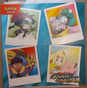Enormi Poster Carte Pokemon Tradein 4 Pezzi Scarlatto e Viola Viaggio Insieme... - Foto 1 di 5