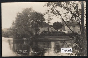 Postcard Ringwood New Forest Hampshire pub Old Fish Inn and River Avon RP - Foto 1 di 2