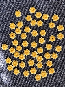 Handmade Crochet Daffodils Flowers Applique Crafting Scrapbooking Set Of 12 - Picture 1 of 2