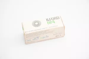FILM PELLICULE-ILFORD HP4 ARGENTIQUE NOIR ET BLANC 1977--PERIME FORMAT 6X6 120 - - Foto 1 di 1