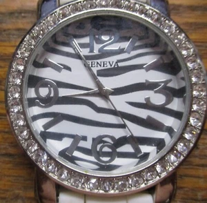 Reloj Pulsera Geneva Cara Cebra Blanca y Estrás Correa Silicona y 9 Pilas - Imagen 1 de 6