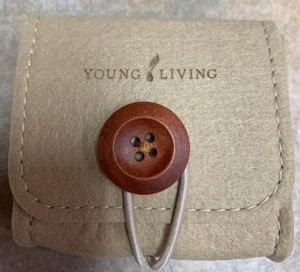 Bolsa de fieltro con botón de aceite esencial Young Living - Imagen 1 de 4