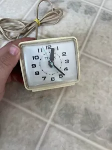 Vintage Timex Plug-In Alarm Clock 7369A 120 Volt Works Turquoise Minute Hand - Picture 1 of 5