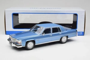 Cadillac Fleetwood Brougham 1982 azul claro escala 1:18 de MCG MCG18252 - Imagen 1 de 6