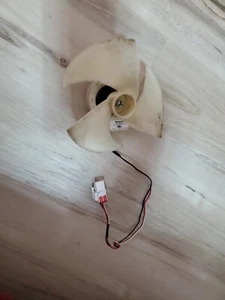 Motor ventilador condensador refrigerador Samsung con cuchilla DA31-00320A OEM blanco genuino - Imagen 1 de 3