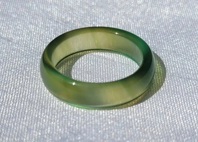 Achat-Ring, hellgrün-transpar., gewölbt, Gr. 53-54 (17,08 mmØ), neu, Halbedelst. - Bild 1 von 4