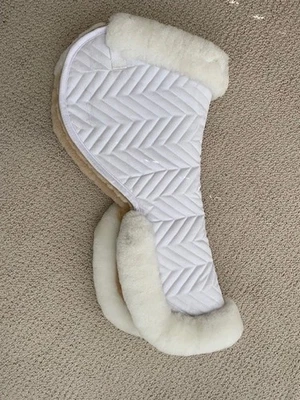 Media almohadilla de piel de oveja clásica Fleeceworks con bordes enrollados, talla mediana Foto 1 de 4