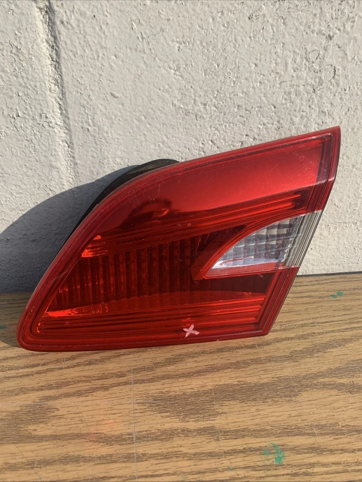 Nissan Sentra 2015-2019 LÁMPARA TRASERA INTERIOR DERECHA LENTE OEM Foto 1 de 4