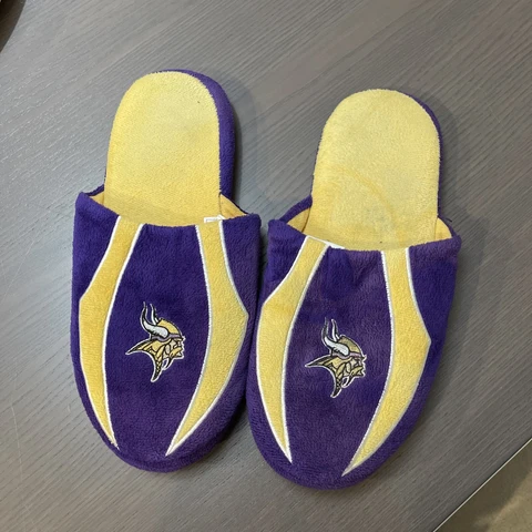 Mens Size XL Size 13-14 Minnesota Vikings football NFL TEAM SLIDE SLIPPERS Cover