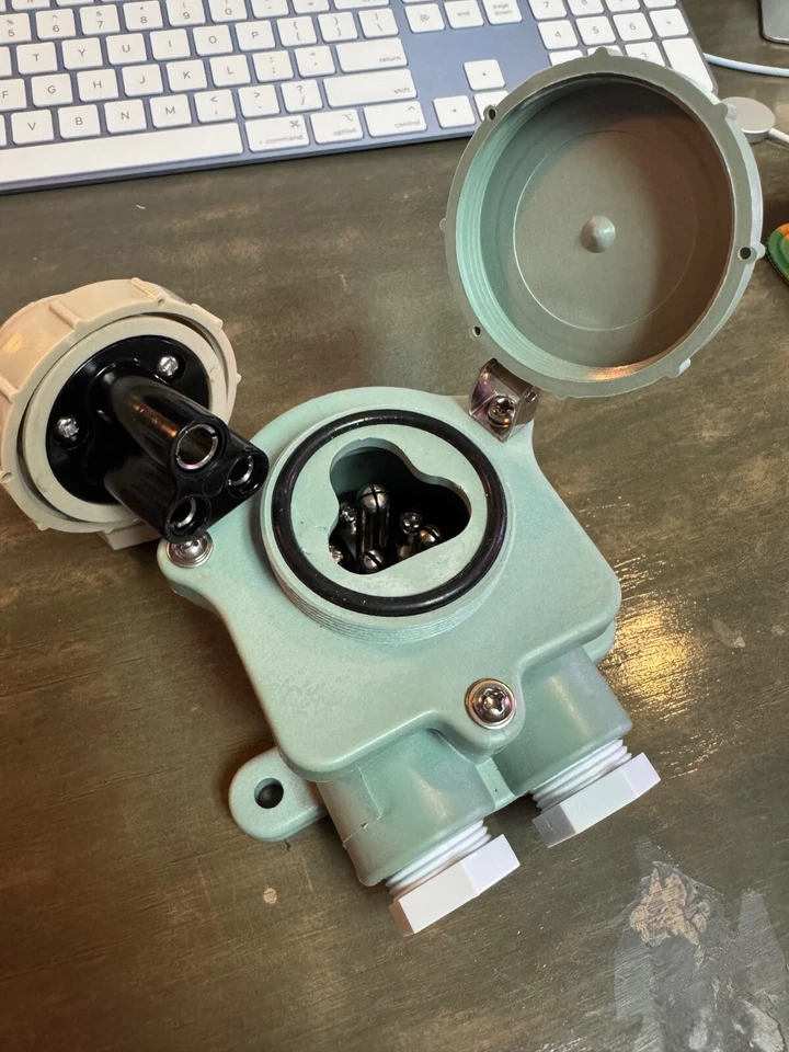 IMPA # 792813 Angle Plug (1MB) & Receptacle (1M), 3 Pin Waterproof IP67 - Image 1 of 4