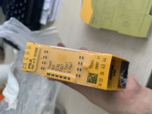New PLIZ PNOZ m EF 4DI4DOR 772143 safety relays - Picture 1 of 6