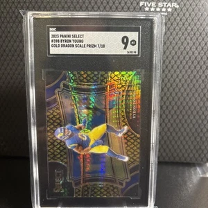 2023 Panini Select-Field Level Byron Young #398 Gold Dragon Scale Prizm/10 (RC) - Foto 1 di 2