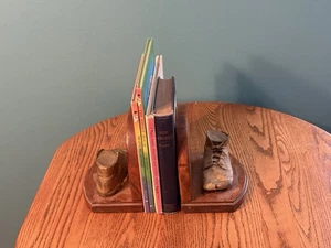 Gebrauchte einzigartige Vintage handgefertigte bronzierte Baby Schuh Holz Evelyn Buchstützen - Bild 1 von 6