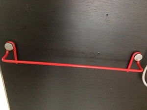 BERTOCCI 7012 PORTA SALVIETTE LINEA SEGNO  Cm 60 P.Cm.8 IN OTTONE COLORE ROSSO - Picture 1 of 2