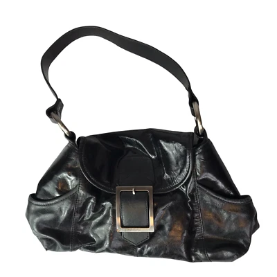 Bolso de hombro Kenneth Cole Reaction de cuero negro plateado con hebilla magnética Foto 1 de 4