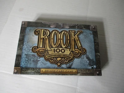 Juego de Cartas Rook Edición 100 Aniversario Deluxe, 57 Cartas, Score Pad, Guía de Juego Foto 1 de 3