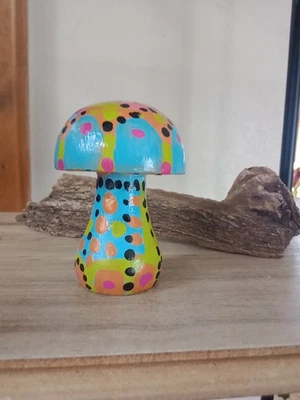 Seta de madera boho pintada a mano de casi 3" de alto Foto 1 de 4