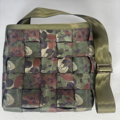 Bolso de mano Harvey’s Disney Couture Mickey Mouse verde cinturón de seguridad Foto 1 de 4