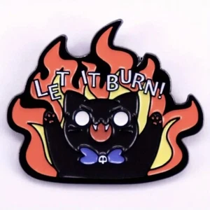 Let It Burn Emaille Pin - lustige schwarze Katze in Flammen - süßes zerstörerisches Kätzchen - Bild 1 von 3