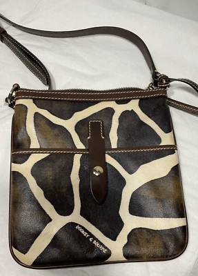 Bolso de Mano Dooney & Bourke Letter Carrier Cuero Estampado Jirafa Foto 1 de 4
