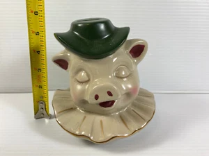 WINNIE THE PIG STILL COIN BANK FATTO PER ESSERE USATO COME COPERCHIO BARATTOLO BISCOTTI - NON FIRMATO - Foto 1 di 10