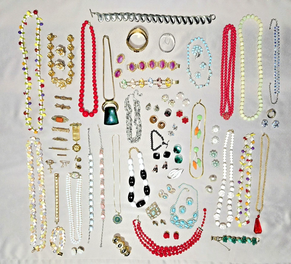 Enorme joyería de colección Coro, Napier, Trifari, Monet, Kramer y más-90 piezas Foto 1 de 4