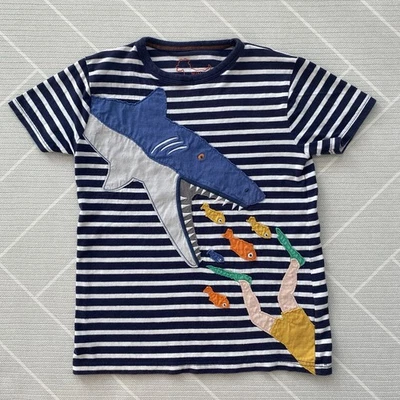 Camiseta Mini Boden Seaside Appliqué Shark Diver Niño’s Talla 7-8Y Foto 1 de 4