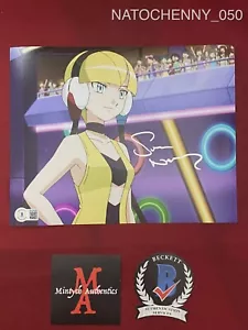 Sarah Natochenny foto autografata firmata 8x10 Pokemon Beckett COA - Foto 1 di 1