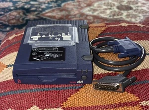Iomega Zip Z100P2- 100MB External PC Zip Drive - Blue - No Power Supply Untested - Afbeelding 1 van 6