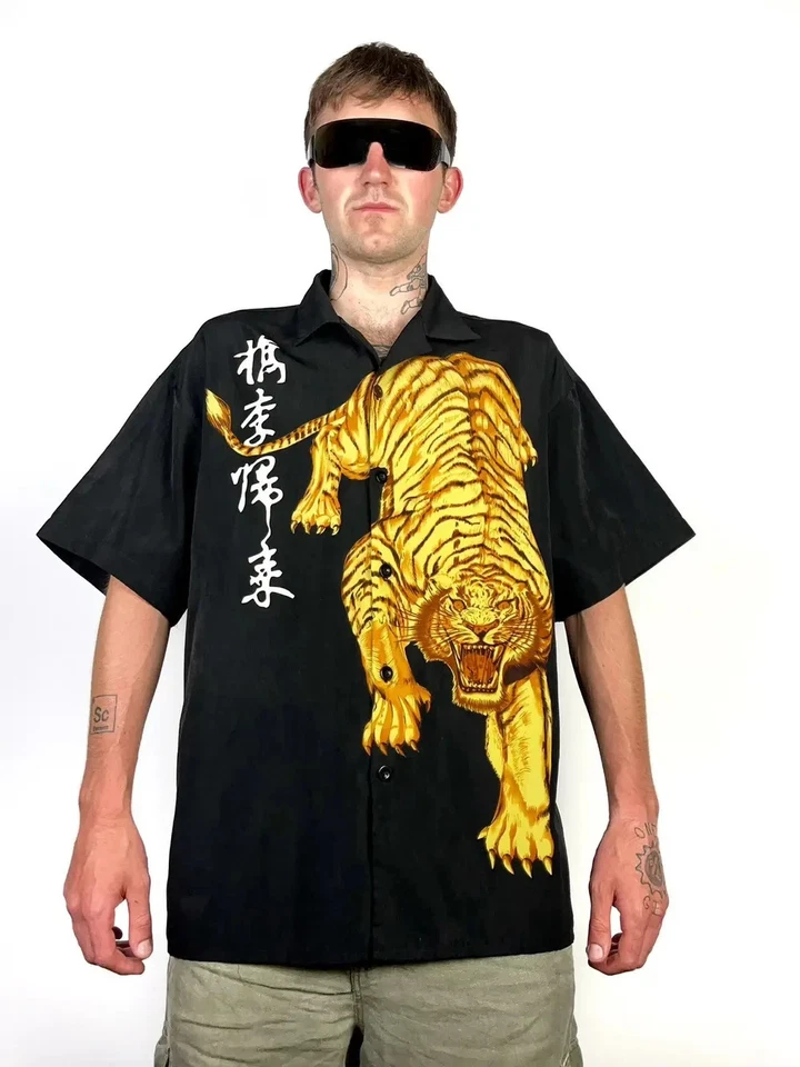 Camisa abotonada manga corta estampado tigre inspiración vintage Foto 1 de 4