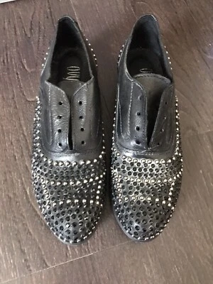 Scarpe Donna Modello Derby OVYE’ Nr 37 Nuove Con Borchie E Lacci A Parte - Immagine 1 di 3