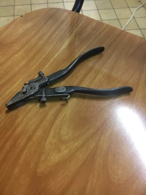 Ancien Outil Pince Perfecta  Chaussure ? - Photo 1/4