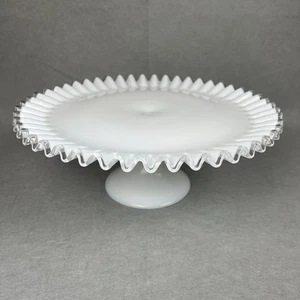 "Pedestal de vidrio de leche blanco Fenton soporte para plato de pastel cresta plateada con volantes 13""" - Imagen 1 de 9