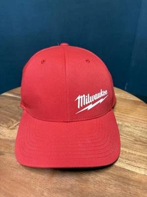 Gorra Milwaukee Tools roja ajustada con guión ajuste elástico gorras Milwaukee Foto 1 de 4