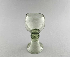 Römer, grünes Glas mit Weinlaubdekor. Deutschland oder Niederlande, 18. Jh. - Bild 1 von 9