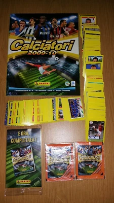 ALBUM VUOTO + SET COMPLETO ANNO 2009-10 FIGURINE CALCIATORI PANINI EDICOLA - Immagine 1 di 4
