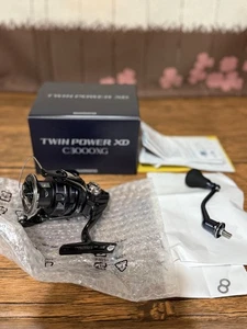Carrete giratorio Shimano 25 Twin Power XD C3000XG - Imagen 1 de 2