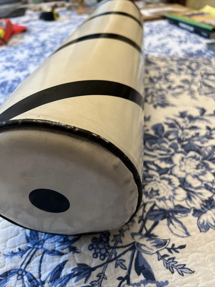 Genial almohada cilíndrica de vinilo a rayas blancas y negras vintage 20” L cremallera Foto 1 de 4