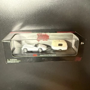 Jaguar XK120 blanco con caravana cámper Malibu Int. Coche de juguete diecast escala 1/87 HO - Imagen 1 de 2