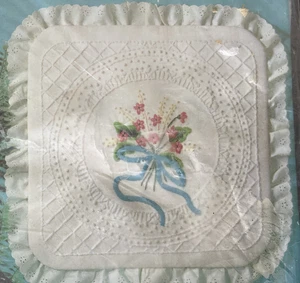 Lace, McNeill Candlewicking Stitchery Kit #5169 - Pillow with Flowers & Lace - Picture 1 of 4