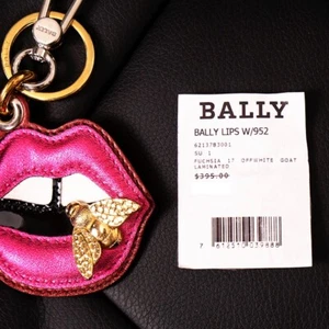 NUEVO $395 BALLY Cuero Rosa LABIOS ORO METAL LOGOTIPO ABEJA Bolso Llavero Hecho ITALIA - Imagen 1 de 10