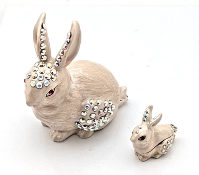 Cajas de baratijas con bisagras pequeñas con conejos anidados con joyas Rucinni Foto 1 de 4
