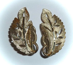 VINTAGE BSK - BRUSHED GOLDTONE CUT-OUT CURVED LEAF EARRINGS - CLIP-ON - Picture 1 of 2