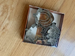 Wilton Leaves and Acorns 8-Piece Aluminum Cookie Cutter Set - Picture 1 of 2