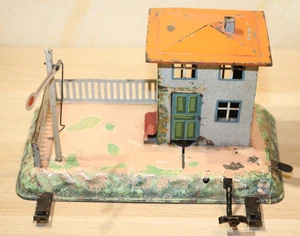 Casa de guardia de ferrocarril Bing con figura - chapa, casa, escala 0/1 - Imagen 1 de 15